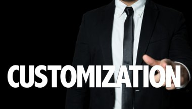 Siyah takım elbiseli adam.