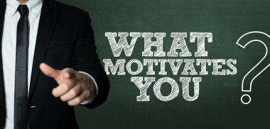 Siyah takım elbiseli adam.