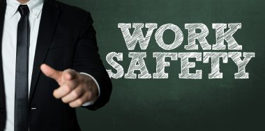 Siyah takım elbiseli adam.