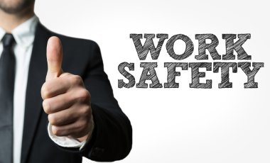 Siyah takım elbiseli adam.