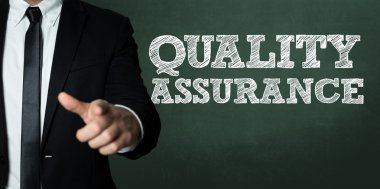 Siyah takım elbiseli adam.