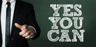 Siyah takım elbiseli adam.