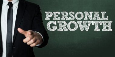 Siyah takım elbiseli adam.