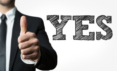 Siyah takım elbiseli adam.