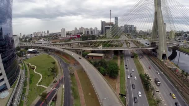 Vista aérea desde el Puente Octavio Frias (también conocido como Ponte Estaiada) en Sao Paulo, Brasil — Vídeos de Stock