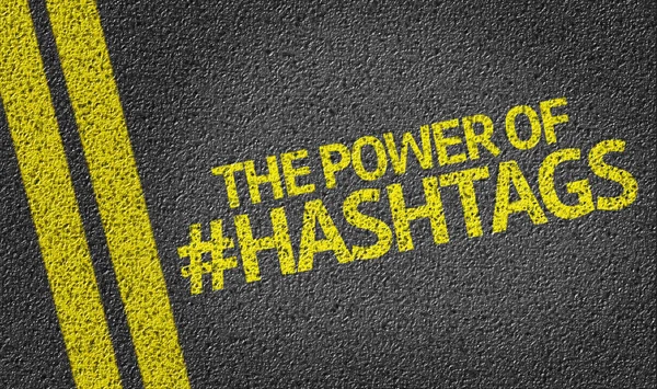 Сила hashtags написана на дорозі — стокове фото