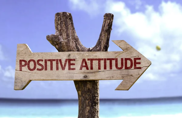 Positive Einstellung Holzschild mit einem Strand im Hintergrund — Stockfoto