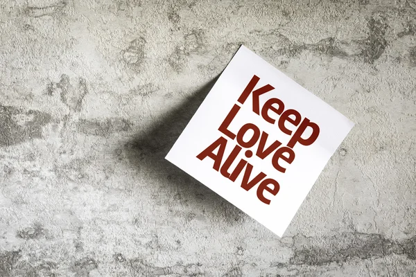 Keep Love Alive sur papier Note sur fond de texture — Photo