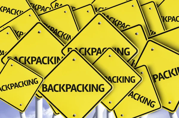 Backpacking scritto su cartello stradale multiplo — Foto Stock