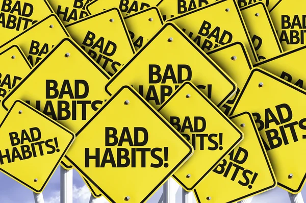¡Malos hábitos! escrito en múltiples señales de tráfico — Foto de Stock