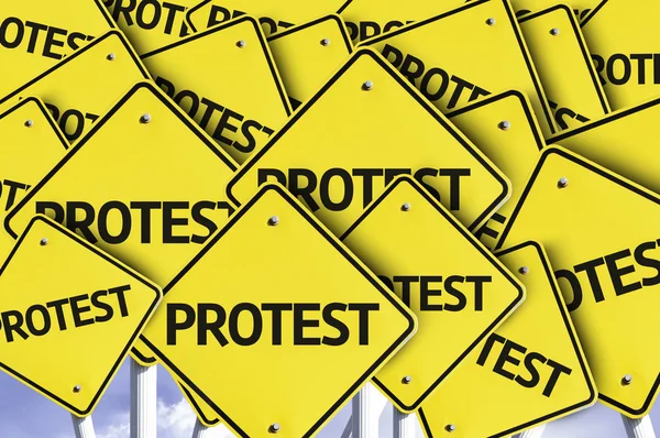 Protest skrivit på flera Vägmärke — Stockfoto