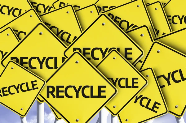 Recycle geschreven op meerdere verkeersbord — Stockfoto