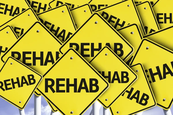 Rehab scritto su cartello stradale multiplo — Foto Stock