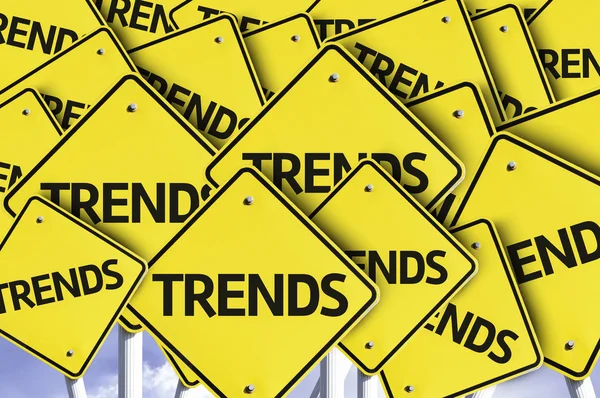 Trender som skrivit på flera Vägmärke — Stockfoto