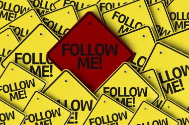 Takip et beni! birden çok yol işaret yazılmış