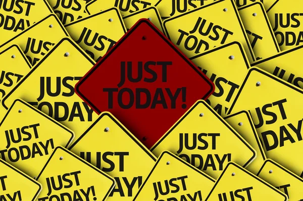 Gerade heute auf mehreren Verkehrsschildern geschrieben — Stockbild Gerade heute auf mehreren Verkehrsschildern geschrieben — Stockfoto