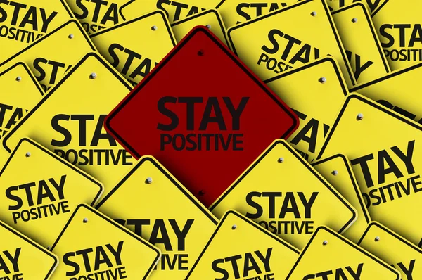 Blijf positief geschreven op meerdere verkeersbord — Stockfoto