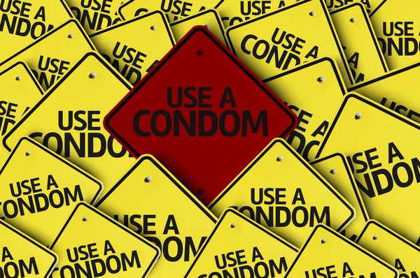 Gebruik een condoom geschreven op meerdere verkeersbord — Stockfoto