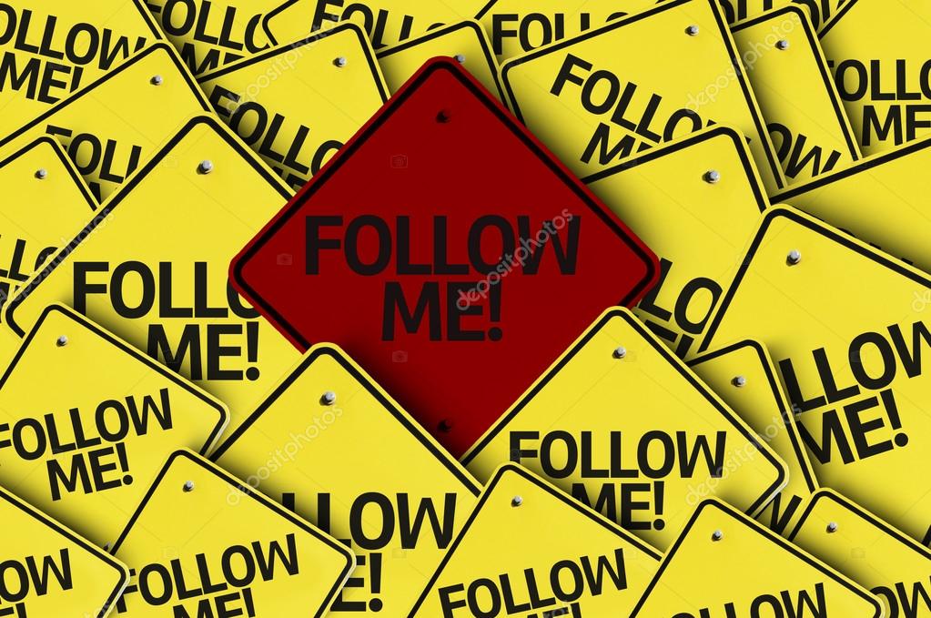 Herunterladen - Folge mir! auf mehreren Verkehrsschildern geschrieben — Stockbild Folge mir! auf mehreren Verkehrsschildern geschrieben — Stockfoto
