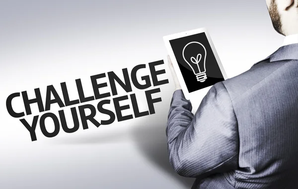 Homme d'affaires avec le texte Challenge Yourself dans une image conceptuelle — Photo