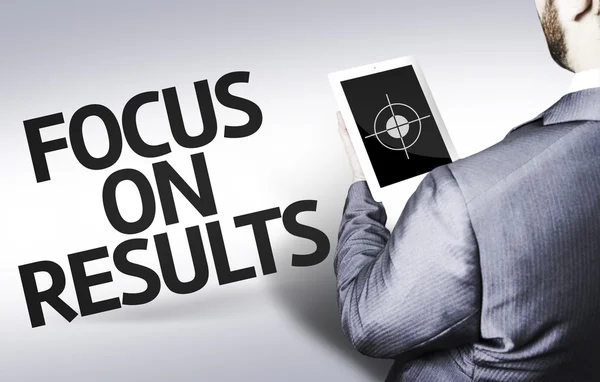 Uomo d'affari con il testo Focus sui risultati in un'immagine concettuale — Foto Stock