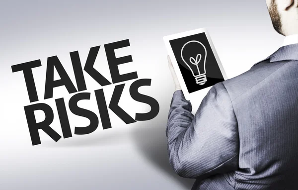 Hombre de negocios con el texto Asumir riesgos en una imagen conceptual —  Fotos de Stock