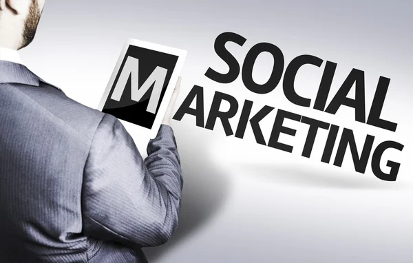 Ο άνθρωπος των επιχειρήσεων με το κοινωνικό μάρκετινγκ κείμενο σε μια εικόνα της έννοιας — Stockfoto