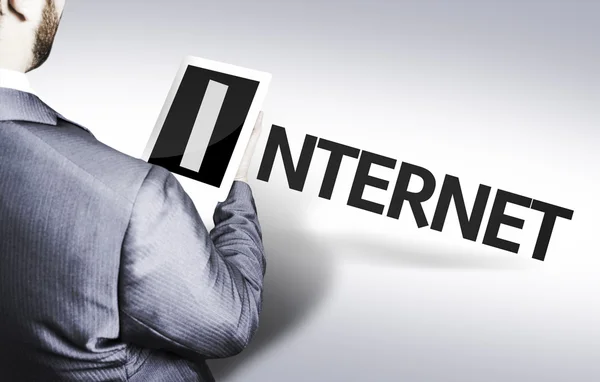 Zakenman met de tekst internet in een concept-afbeelding — Stockfoto