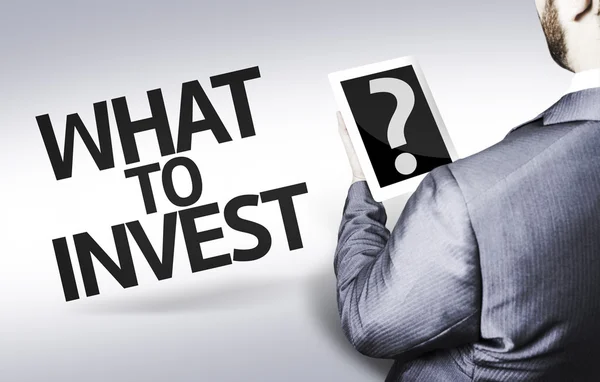Homem de negócios com o texto O que investir? em uma imagem conceitual — Fotografia de Stock