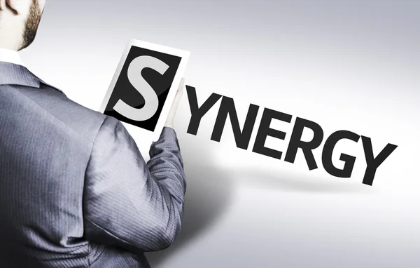 Uomo d'affari con il testo Synergy in un'immagine concettuale — Foto Stock