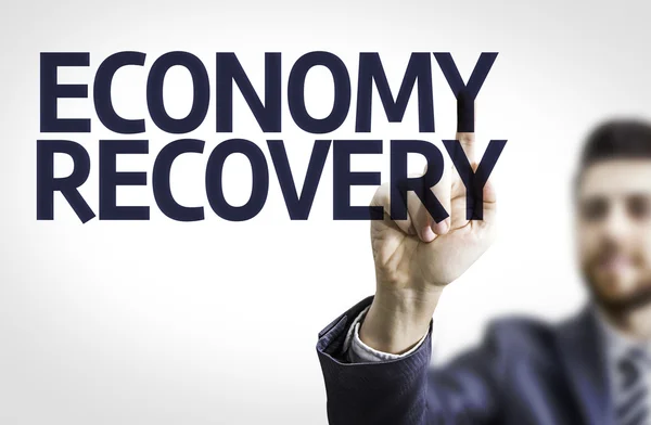 Uomo d'affari che punta a bordo trasparente con il testo: Economy Recovery — Foto Stock