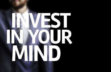 Invest In Your bir tahtada yazılı Mind