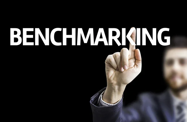 Geschäftsmann mit Text: Benchmarking — Stockfoto