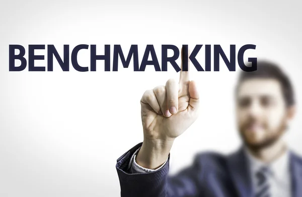 Empresario con texto: Benchmarking —  Fotos de Stock