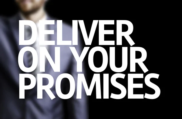 Выполняйте свои обещания, написанные на доске с бизнесменом — стоковое фото