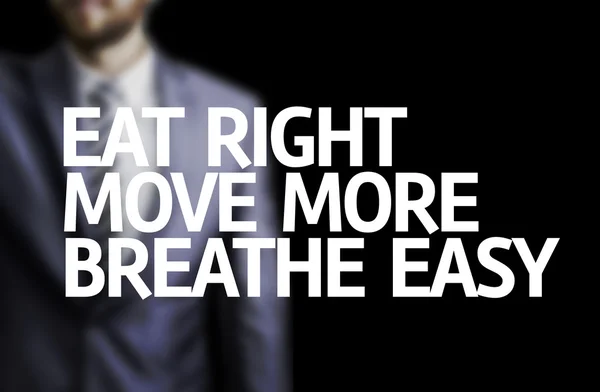 Essen Sie richtig, bewegen Sie sich mehr, atmen Sie einfach auf einer Tafel geschrieben — Stockfoto