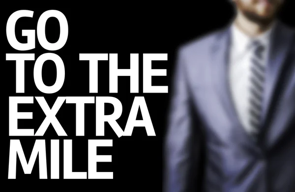 Placa com texto: Ir para Extra Mile — Fotografia de Stock