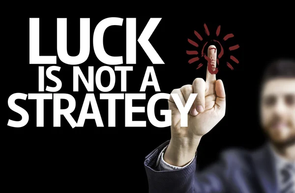 Homme d'affaires pointant le texte : La chance n'est pas une stratégie — Photo