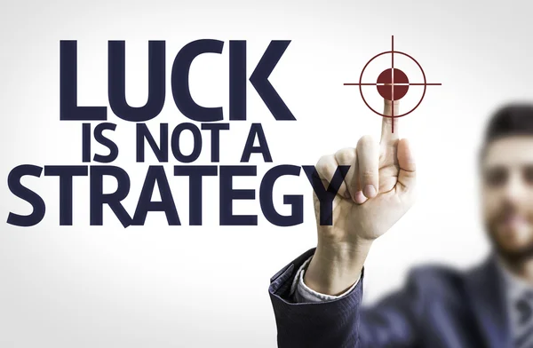 Uomo d'affari che indica il testo: La fortuna non è una strategia — Foto Stock