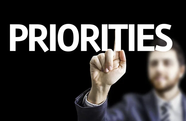 Homme d'affaires pointant le texte : Priorités — Photo