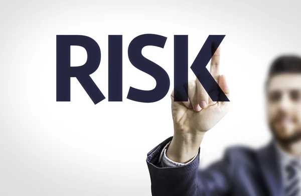 Affärsman pekar texten: Risk — Stockfoto