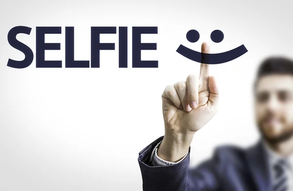 Homme d'affaires pointant le texte : Selfie — Photo