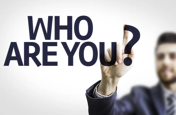 Homme d'affaires pointant le texte : Qui êtes-vous ? — Photo