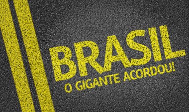 Brasil, o koca adam Acordou! yolda yazılı