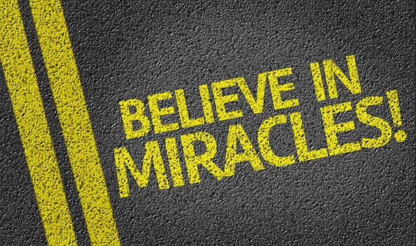 Верь в чудеса! записано на дороге — стоковое фото