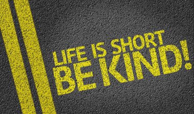 Kısa Be Kind hayattır! yolda yazılı