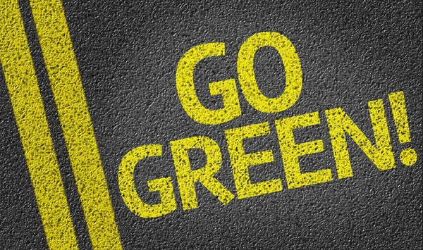 Go Green! geschreven op de weg — Stockfoto