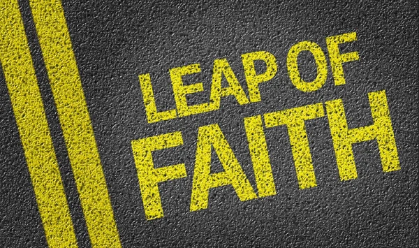 Leap of Faith написан на дороге — стоковое фото