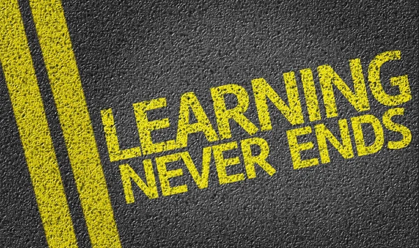 Aprendizagem nunca termina escrito na estrada — Fotografia de Stock
