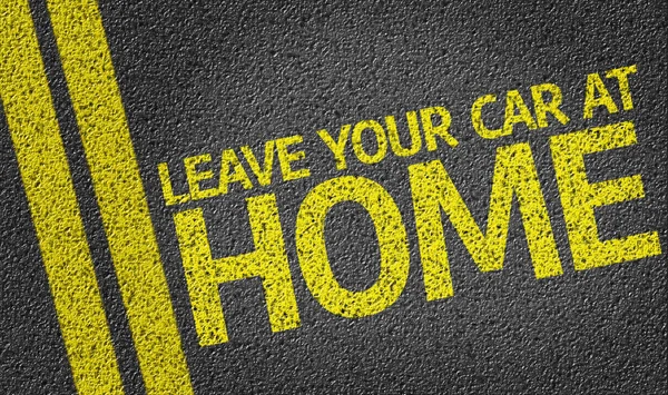Оставьте свой автомобиль дома написано на дороге — стоковое фото